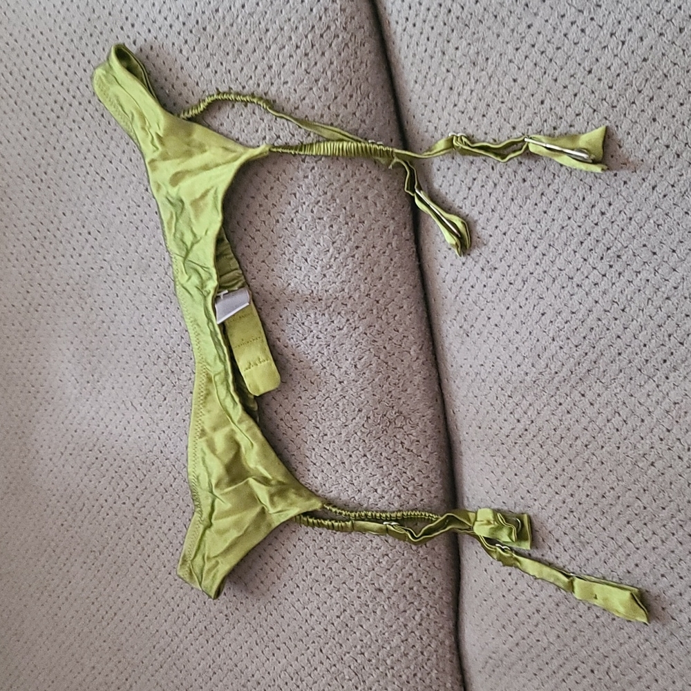 ❤️10/$10 New Victoria's secret garter belt slash through tag to prevent …